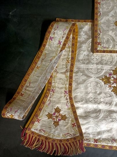 White chasuble complete set , very embroidered 1900